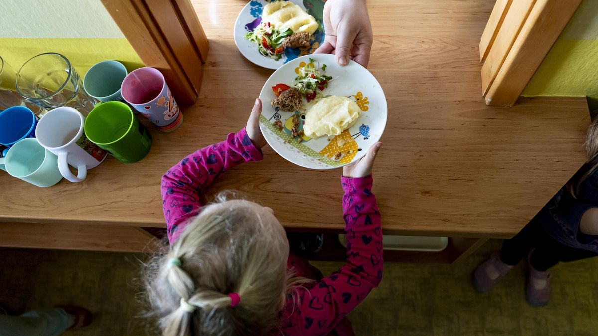 Školní jídelna už vaří podle nových pravidel. Děti ani nepoznají, že jedí zdravěji